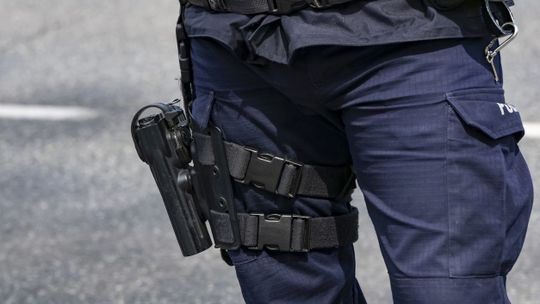 Policjant miał zatrzymać złodzieja. Podejrzany odjechał z jego bronią