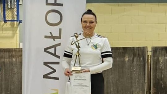 Policjantka z dąbrowskiej komendy na najwyższym stopniu podium w zawodach łuczniczych