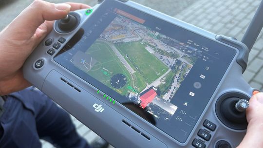 Policyjny dron namierzył kibiców z pirotechniką podczas derbów Tarnowa