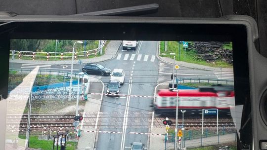 Policyjny dron weryfikował bezpieczeństwo na przejeździe kolejowym w Rzezawie