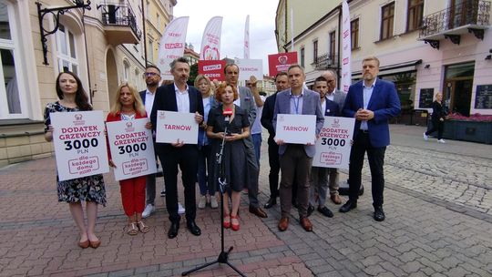 Politycy Nowej Lewicy odwiedzili Tarnów. Zasiedli do okrągłego stołu z mieszkańcami
