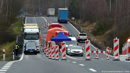 Polska zamyka granice, połączenia kolejowe i lotnicze zostają zawieszone. Stan epidemiczny w Polsce