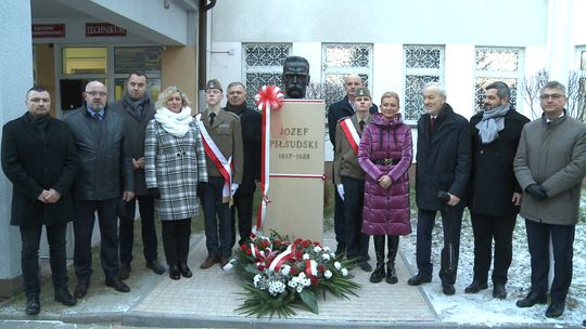 Pomnik Józefa Piłsudskiego stanął przed Zespołem Szkół Ponadpodstawowych w Zakliczynie 
