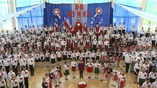 Ponad 400 uczniów Szkoły Podstawowej w Szczucinie odśpiewało hymn państwowy