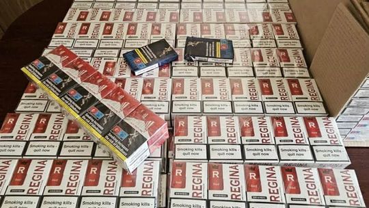 Ponad 43 tysiące nielegalnych papierosów. Tarnowscy policjanci zatrzymali dwóch mężczyzn