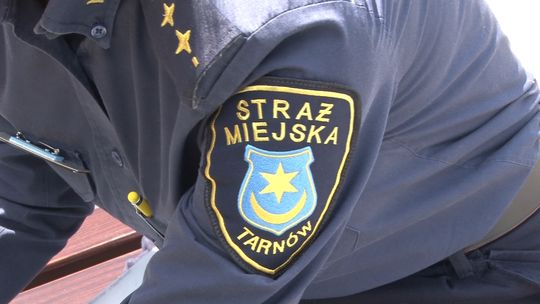 Ponad dwa tysiące mandatów. Tarnowscy policjanci i strażnicy miejscy kontrują obowiązek zasłaniania ust i nosa 