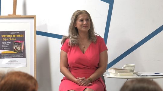 Popularna autorka powieści Edyta Świętek w bibliotece w Zgłobicach