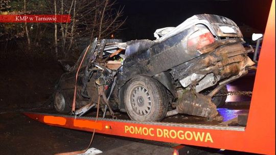 Poręba Radlna: Zderzenie samochodu z drzewem. Nie żyje dwóch mężczyzn 