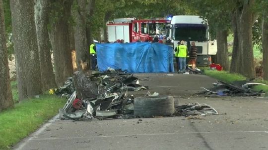 Porsche rozbiło się o drzewa na Mazurach. Dwie osoby zginęły