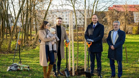 Posadzili drzewo na tarnowskich błoniach by upamiętnić narodziny syna