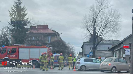 Poszkodowani trafili do szpitala po zderzeniu samochodów w Tarnowie