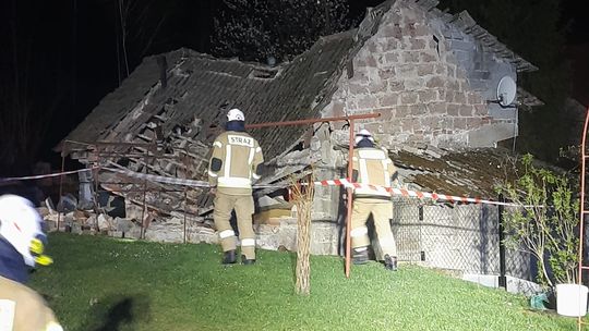 Potężna eksplozja w Jadownikach! Dom runął w sekundę, jedna osoba ranna