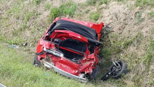 Potężne dachowanie na A4 pod Bochnią! Części samochodu znaleziono ponad 50 metrów dalej