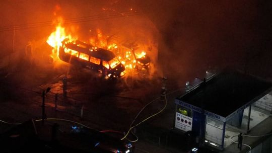 Potężny pożar w Skale. Płonie zakład mechaniczny i autobusy, trwa walka z żywiołem