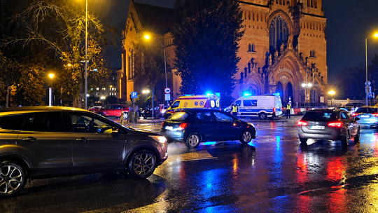 Potrącenie kobiety na przejściu dla pieszych w Tarnowie. Ulica Ujejskiego była całkowicie zablokowana