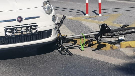 Potrącenie rowerzysty w centrum Tarnowa. 16-latek trafił do szpitala 