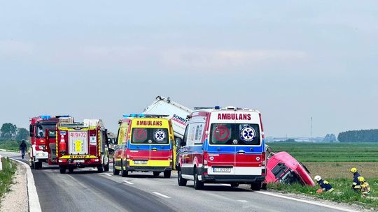 Poważny wypadek dwóch ciężarówek na DW 768. Droga między Borzęcinem a Rylową całkowicie zablokowana. Na miejscu śmigłowiec LPR Poważny wypadek dwóch ciężarówek na DW 768. Droga między Borzęcinem a Rylową całkowicie zablokowana. Na miejscu śmigłowiec LPR