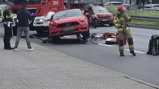 Poważny wypadek na ul. Radzikowskiego w Krakowie. Rowerzystka uwięziona pod samochodem