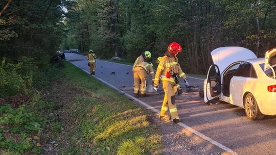 Poważny wypadek w Maszkienicach. Dwa samochody rozbite, jedna osoba w szpitalu. Droga zablokowana
