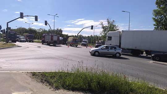Poważny wypadek w Tarnowie. Ul. Spokojna zablokowana, trzy osoby trafiły do szpitala Poważny wypadek w Tarnowie. Ul. Spokojna zablokowana, trzy osoby trafiły do szpitala