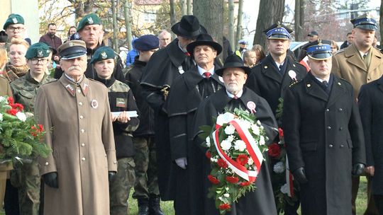 Powiat dąbrowski uczcił 104. rocznicę odzyskania przez Polskę niepodległości