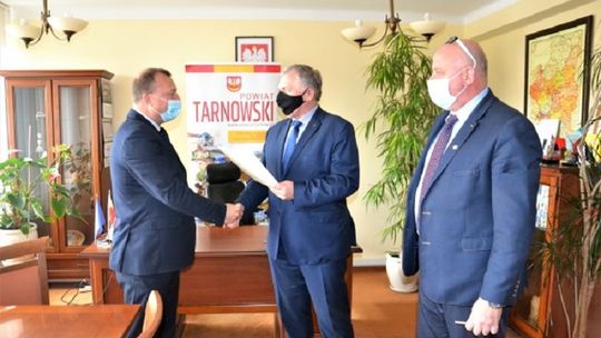 Powiat Tarnowski wspiera kolejne inwestycje drogowe w Ryglicach