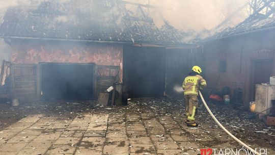 Pożar budynków gospodarczych w Olszynach. Na czas udało się ewakuować zwierzęta