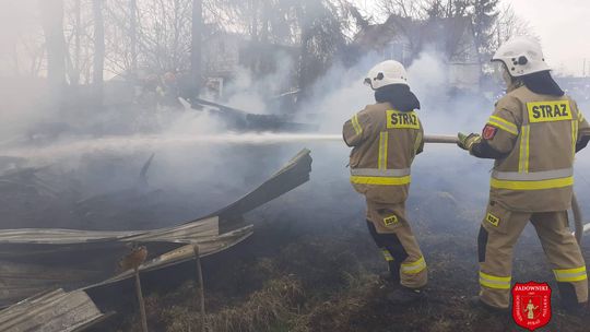 Pożar budynku gospodarczego w Jasieniu. Trwa akcja gaśnicza