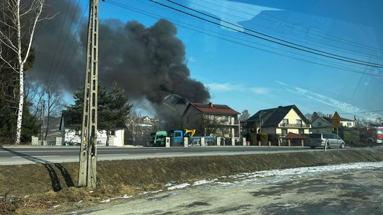 Pożar budynku gospodarczego w Jurkowie. Wewnątrz substancje łatwopalne