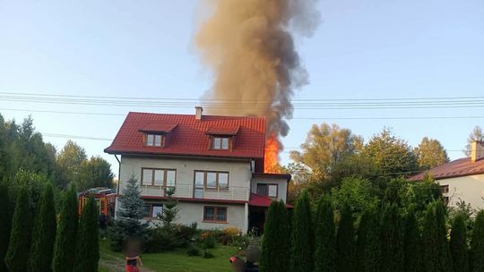 Pożar budynku gospodarczego w Tworkowej. Obiekt w całości w ogniu, utrudnienia na DK75