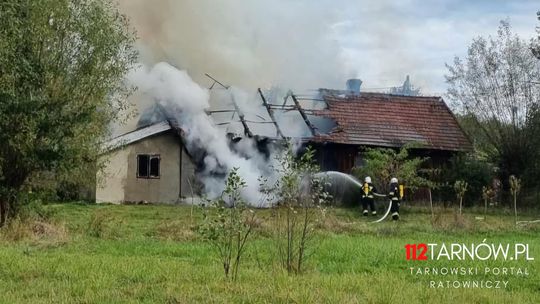 Pożar budynku mieszkalnego w Gromniku i osoba przygnieciona przez szafę w Ostruszy