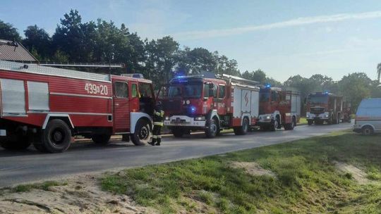 Pożar budynku mieszkalnego w powiecie dąbrowskim. Są osoby poszkodowane