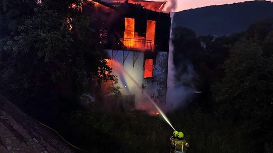 Pożar budynku mieszkalnego w Wysowej-Zdroju. Mężczyzna wyskoczył z pierwszego piętra