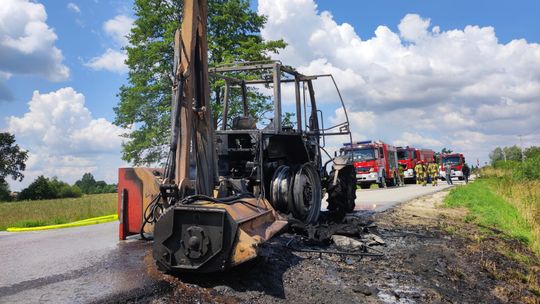 Pożar ciągnika rolniczego z kosiarką w powiecie dąbrowskim