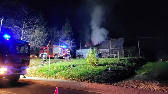 Pożar dachu na budynku mieszkalno-gospodarczym w Karwodrzy