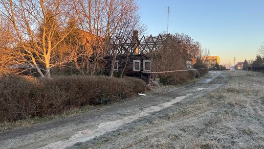 Pożar domu drewnianego przy Trawiastej w Tarnowie. Strażacy ewakuowali mieszkańców