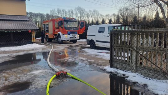 Pożar domu i samochodu w powiecie dąbrowskim. Dwie akcje w niedzielny poranek!