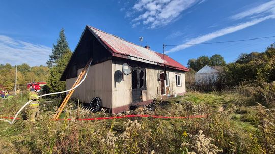 Pożar domu jednorodzinnego w Bielczy. W akcji 15 strażaków, policja i pogotowie ratunkowe