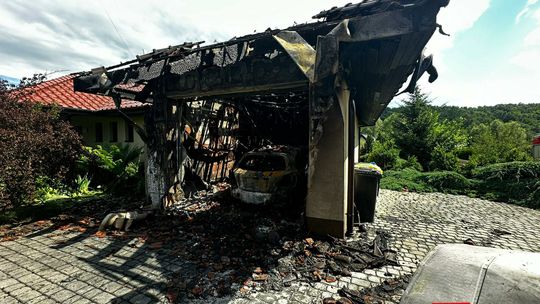 Pożar domu pod Bochnią, najbardziej ucierpiał garaż. Wewnątrz był samochód