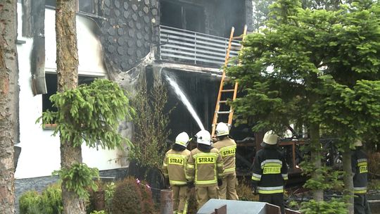 Pożar domu w Dębnie. Z ogniem walczyło osiem zastępów straży pożarnej 