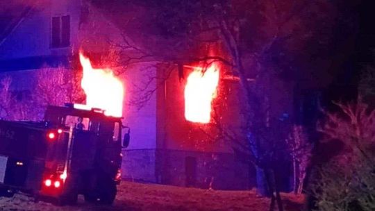 Pożar domu w Iwkowej. Dwie osoby znajdowały się wewnątrz budynku