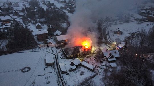 Pożar domu w Łękawicy. W budynku była matka z trójką dzieci 