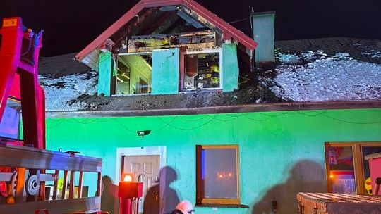 Pożar domu w powiecie gorlickim, na miejscu działały liczne zastępy straży pożarnej
