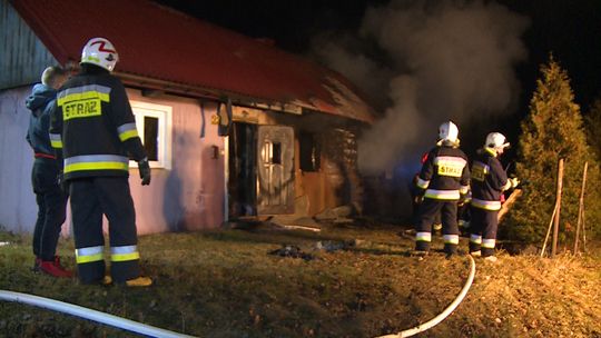 Pożar domu w Siemiechowie, poszkodowany w pożarze mężczyzna trafił do szpitala