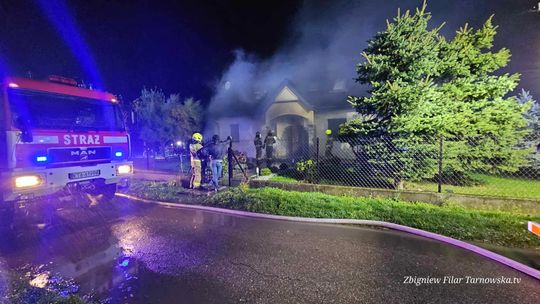 Pożar domu w Wierzchosławicach. Trzy osoby ewakuowane przez strażaków