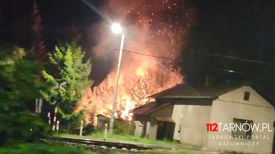 Pożar drewnianego budynku przy przejeździe kolejowym w Łowczówku
