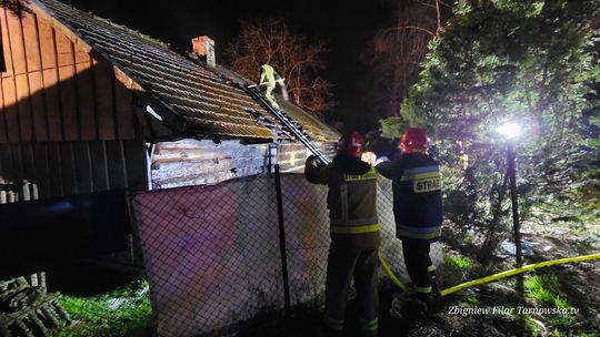 Pożar drewnianego domu przy ul. Klikowskiej w Tarnowie. Podejrzana o podpalenie zatrzymana przez policje