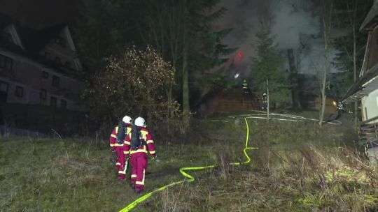 Pożar drewnianego domu w Zakopanem. Ranna kobieta i jej dzieci