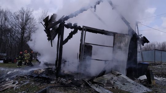 Pożar drewnianego garażu w Ryglicach. Straty oszacowano na ponad 40 tysięcy złotych