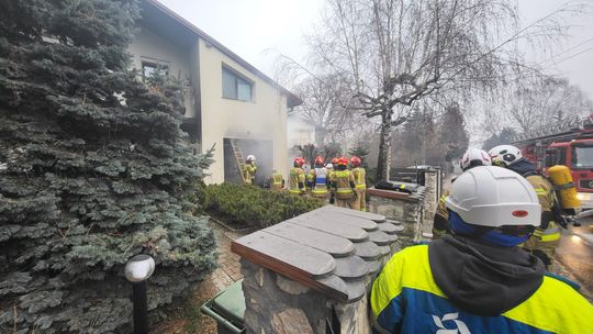 Pożar garażu w budynku mieszkalnym w Brzesku. Jedna osoba poszkodowana